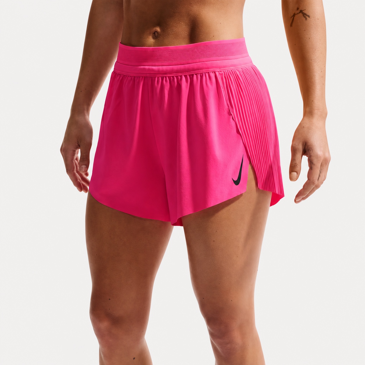 Short de running Nike AeroSwift rose, disponible sur Nike